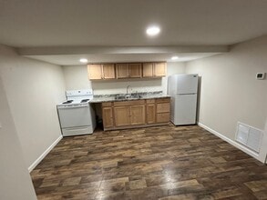 Building Photo - 2 bedroom Basement Apartment