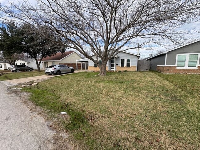 Building Photo - 400 Lakeside Dr