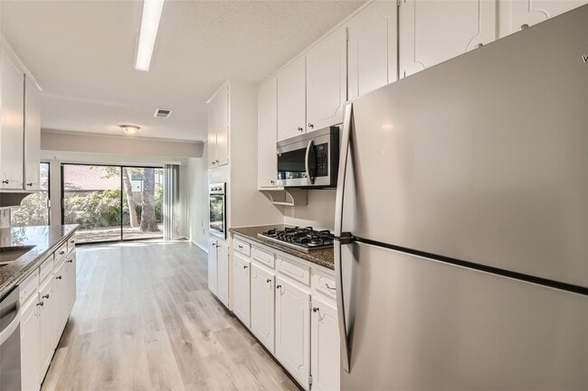 Building Photo - ? Modern 3-Bedroom Bedford Home with Spacious Layout ?