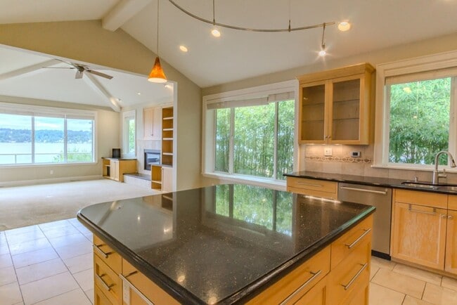 Building Photo - 4Bd/4Ba Seattle Home