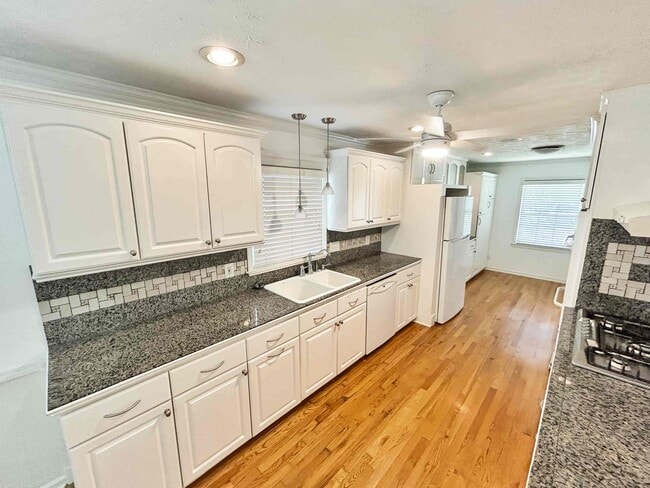 Building Photo - Spacious 3 BR/2 BA Duplex in Austell!