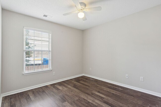 Building Photo - 372 Azalea Cir