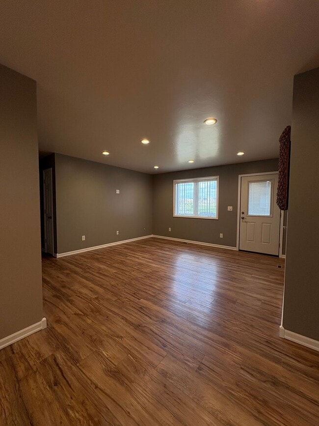 Building Photo - Well maintained 2 B 1 Bath West End Townhome