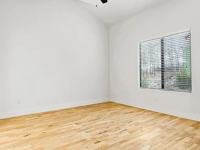 Building Photo - 100-102 Amberwood Ct
