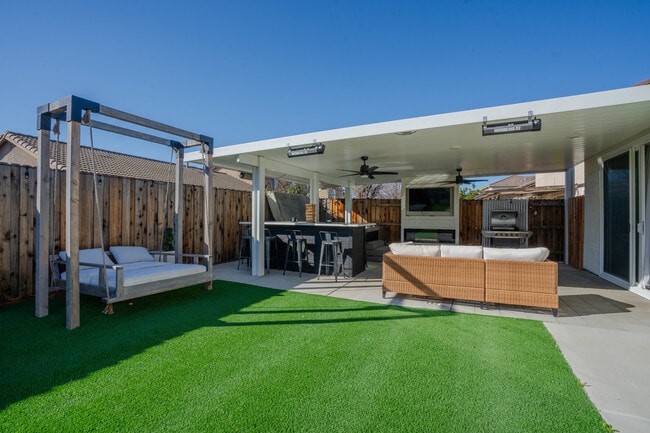 Building Photo - 1894 Pyramid Creek Dr