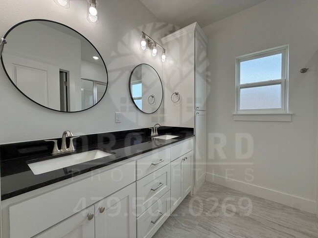 Building Photo - 1902 E Brookview Dr