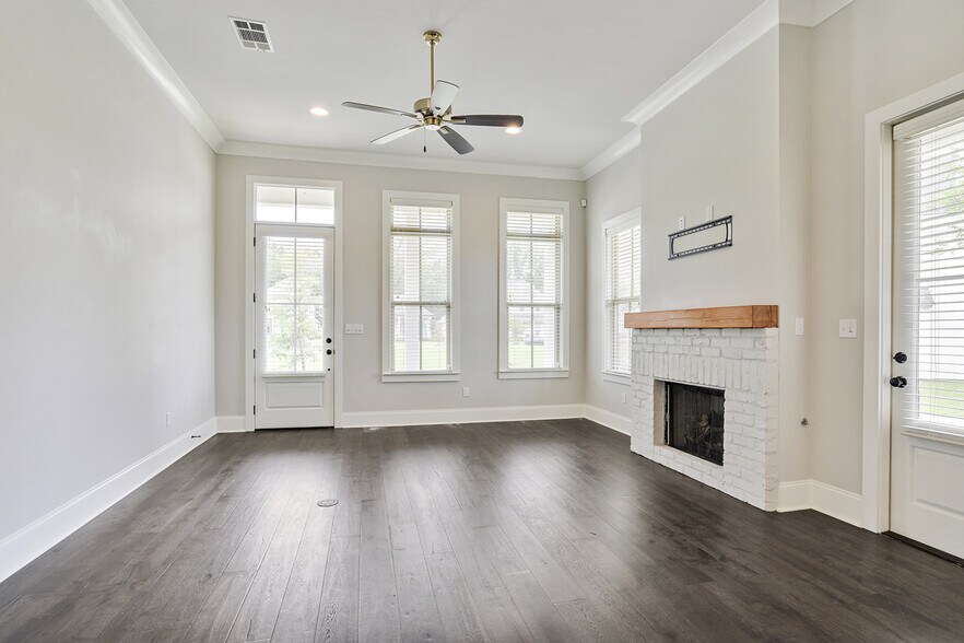 Building Photo - 2032 Perennial Ln