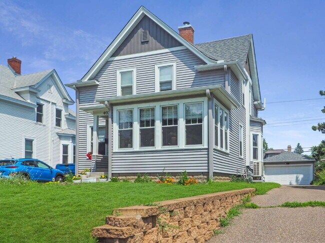 Building Photo - Charming 3 bedroom home in Uptown. Pets Welcome!