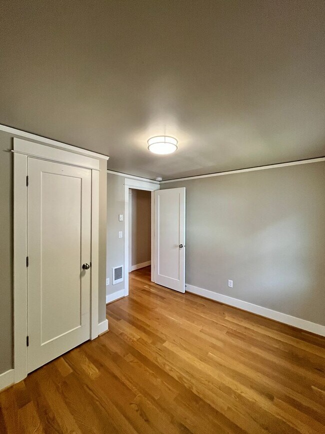 Building Photo - Gorgeous 2-Bedroom Townhome! Hardwood Floo...