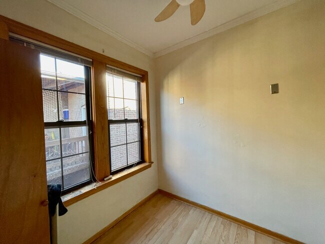 Building Photo - 1127 W Farwell Ave