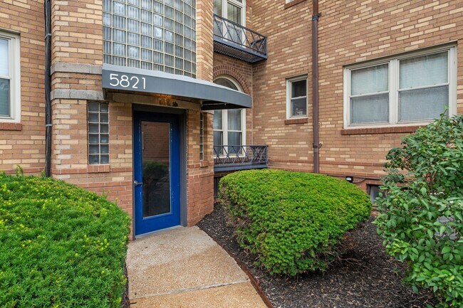 Building Photo - 5821 Lindenwood Ave