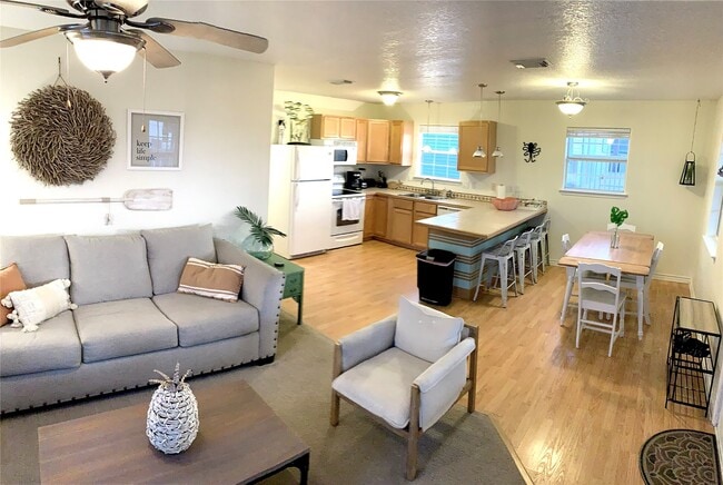 Building Photo - 215 Pompano Ln