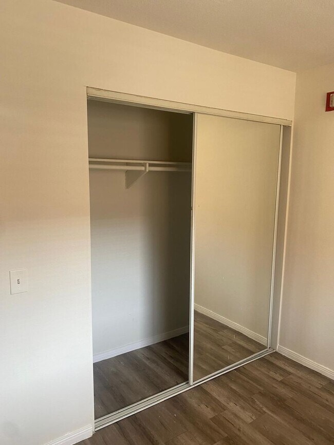 Building Photo - Apartment For Rent