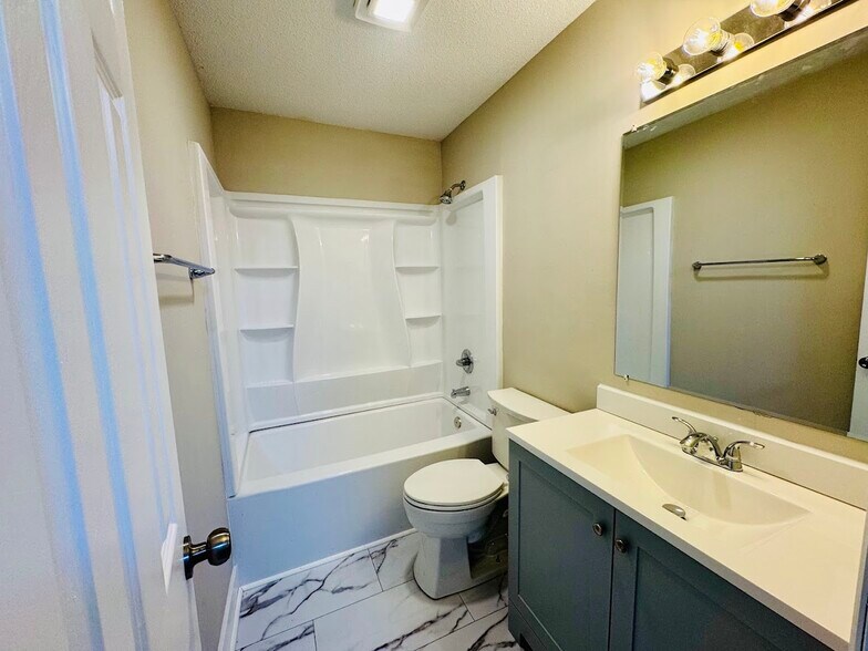Full Bathroom - 8112 Farmlea Cir