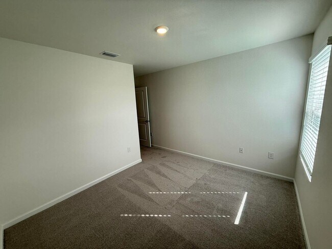 Building Photo - Four Bedroom/Two Bath - Summerdale