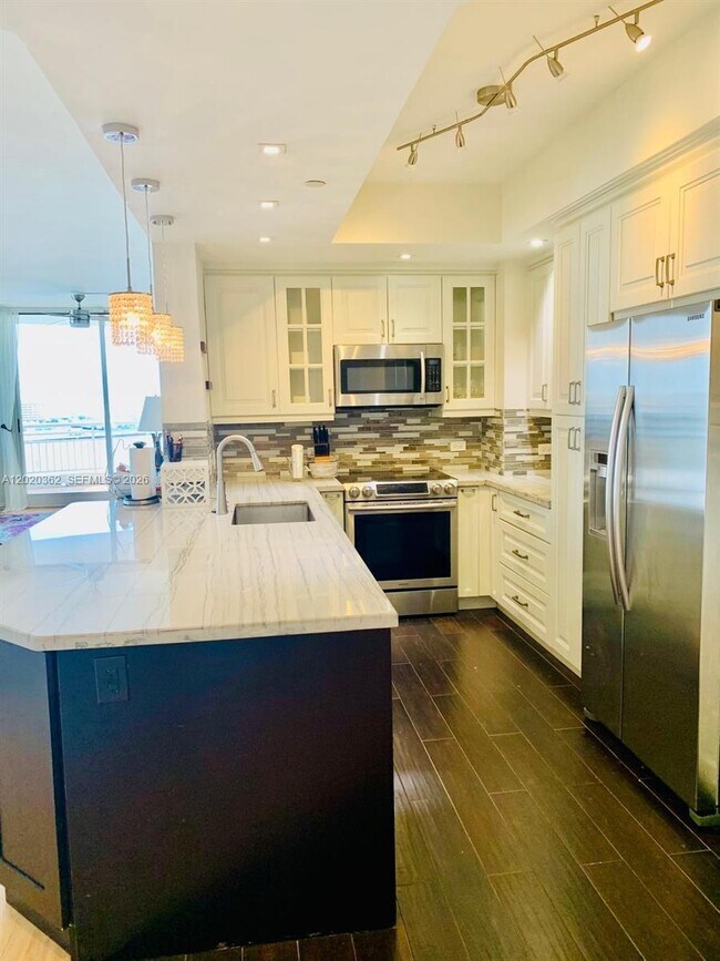 Building Photo - 888 Brickell Key Dr