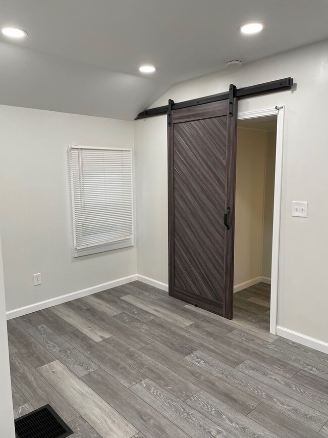 Building Photo - 3 Bedroom, 1 Bath Farmhouse Jamesville-DeWitt School