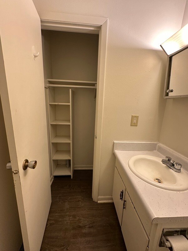 Building Photo - 1465 Meadowview Dr