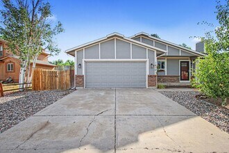 Building Photo - 3 bedroom, 2 car garage, fenced yard, updated and clean!
