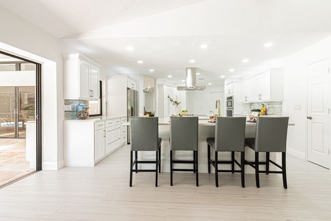 Building Photo - Newly Renovated 3 Bedroom Pool Home in Des...