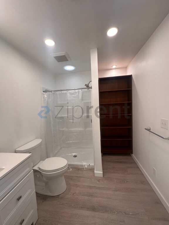 Building Photo - Unit B