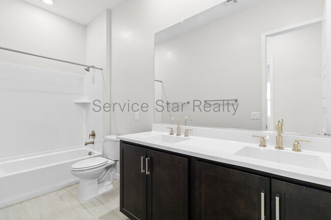 Building Photo - 5062 E Hartford Ave