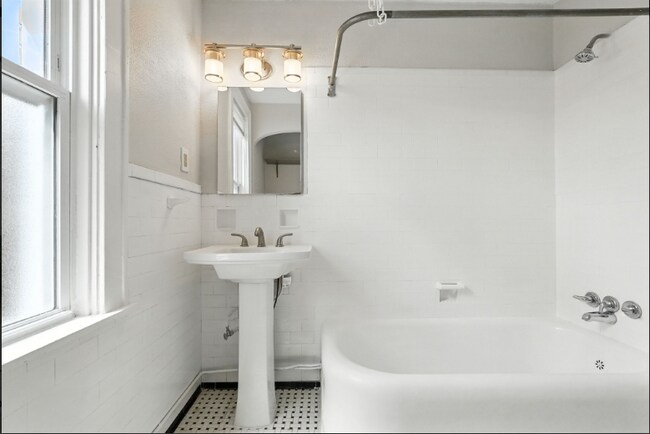 Building Photo - "Charming 3-Bed Retreat with Gleaming Hardwood Floors on Beacon Hill Avenue!"