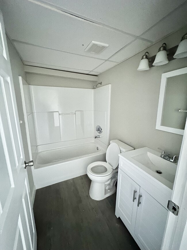 Building Photo - 1930 Granville Ave