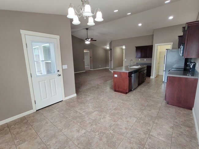 Building Photo - Great West Richland Location