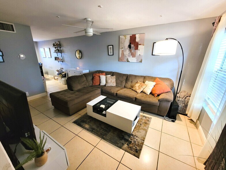 Building Photo - 4617 NW 9th Dr