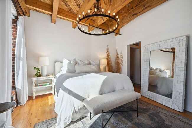 Building Photo - Luxurious Corner 2 BR/ 2 BA Franklin Loft ...