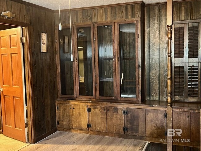 Building Photo - 709 E 6th St