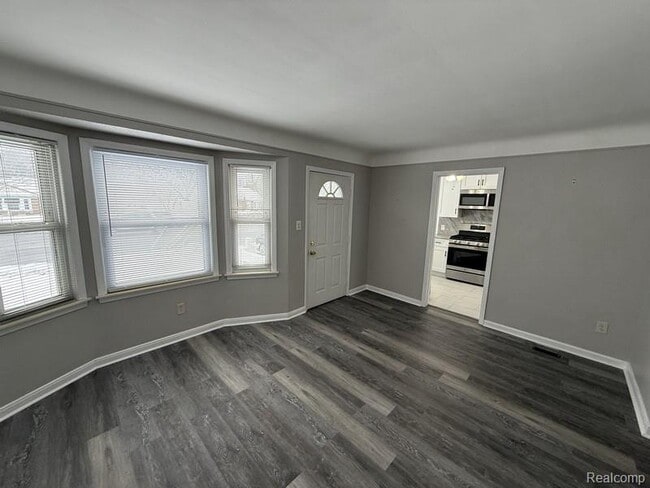 Building Photo - 1465 E 14 Mile Rd