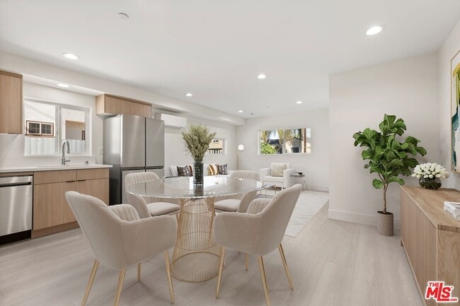 Building Photo - 6943 Simpson Ave