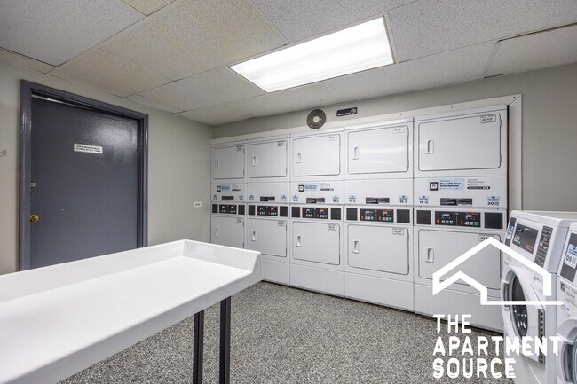 Building Photo - 1140 N La Salle Dr