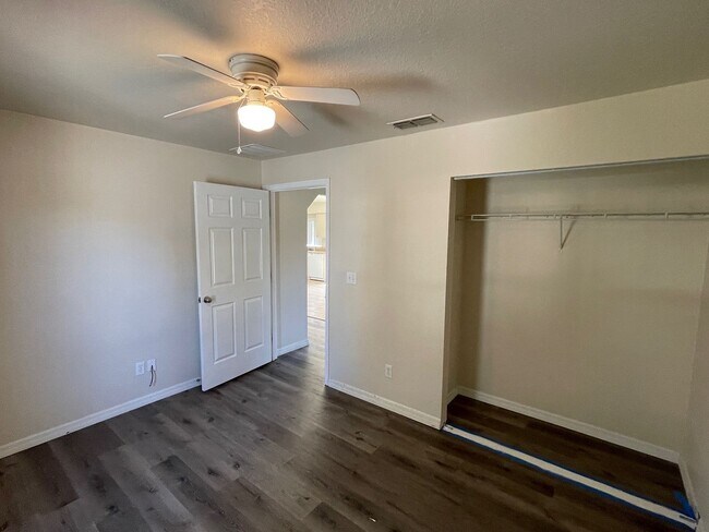 Building Photo - 3 bedroom 2 bathroom Condo