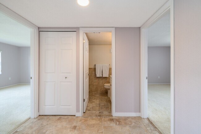 Building Photo - Intracoastal 2 bed/ 2 ba condo with lots of ammenities