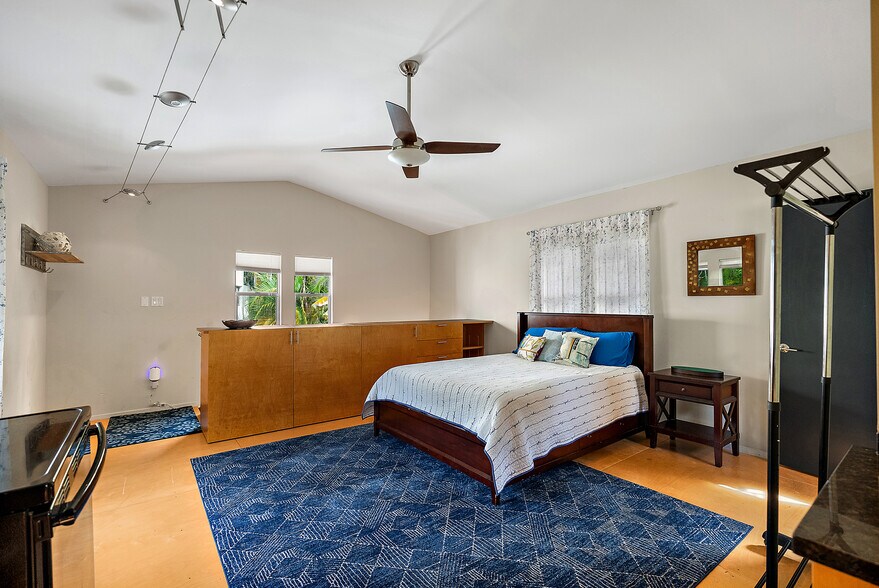 Building Photo - 326 16th Ave NE