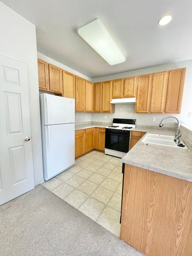 Building Photo - Great 2 bed, 2 bath, 2-story end-unit Condo in Rincon Valley!