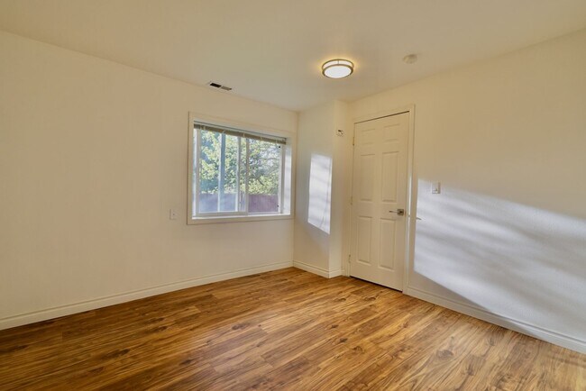 Building Photo - 2BR/2BA Downstairs Duplex with Parking and W/D