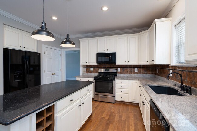 Building Photo - 604 Queenswater Ln
