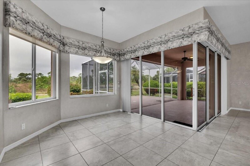 Building Photo - 3013 Royal Palm Dr