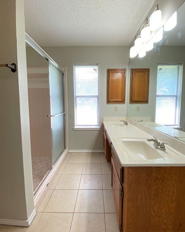 Building Photo - 3Bed/2Bath in Mcallen TX Now Available ( T...