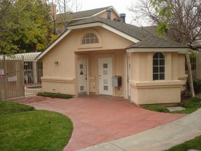 Building Photo - COMING SOON! Mountain View Courtyards 3 Be...