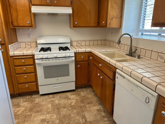 Building Photo - Cute home in templeton school district