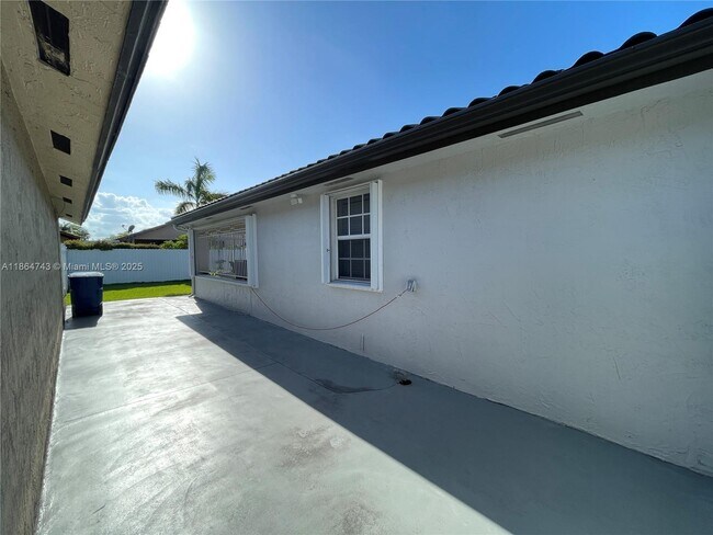 Building Photo - 5500 SW 142nd Pl