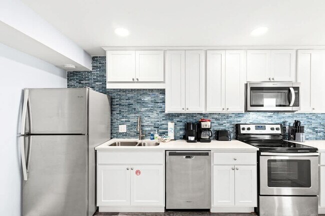 Building Photo - 8743 Thomas Dr