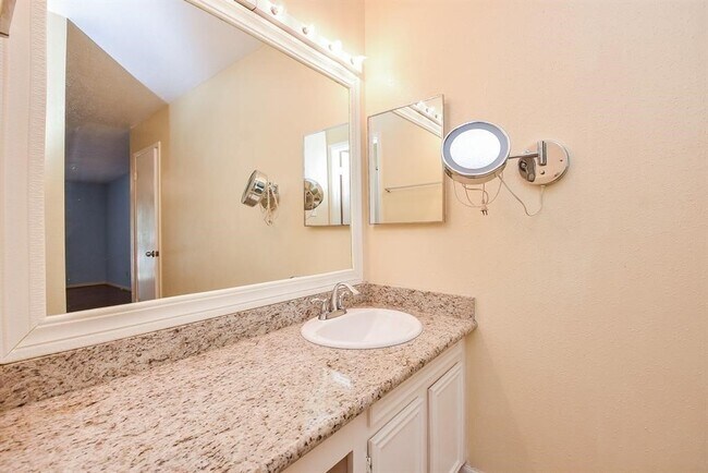 Building Photo - 10555 Turtlewood Ct