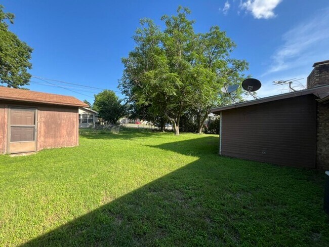 Building Photo - 1700 Standridge St