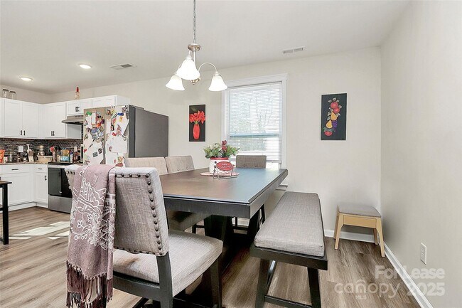 Building Photo - 409 Kickapoo Ave